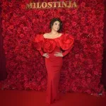 Od jutra do mraka na pijaci prodavala donji veš i čarape, a danas ima milione: Neverovatna životna priča naše pevačice