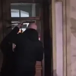 Policajcu ispao pendrek, Matović ga zove da mu vrati: Nesvakidašnja scena ispred suda u Kraljevu VIDEO