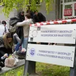 Pocepan baner na zgradi Silosa kod Medicinskog fakulteta u Beogradu, a protiv studenata oblepljene nalepnice