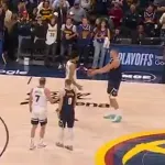 VIDEO Jokić prevario sve: Pretvarao se da predaje loptu, a onda izveo neviđeni potez i razvukao ogroman osmeh