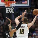 VIDEO Vembanjama udario Jokića u lice: Srbin završio krvav na parketu, evo šta su uradile sudije i Francuz