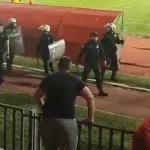 Strašne scene u Kragujevcu, navijači uleteli na teren i napali igrače Radničkog VIDEO