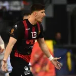VIDEO Brutalan faul Srbina: Raskrvario i "bacio" rivala na pod