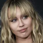 Žena tvrdi da je ona biološka majka Majli Sajrus, podnela je i tužbu: Oglasio se pevačicin otac