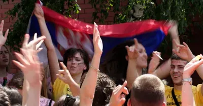 Polugoli maturanti uz bakljadu blokirali saobraćaj u Takovskoj VIDEO