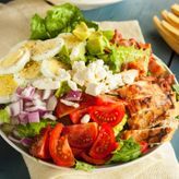 Keto salata – proteinska bomba sa mesom, sirom i jajima