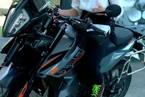 Ovo vam neće otkriti u auto-školi: Devojka pokazala kako najlakše sesti na motocikl VIDEO