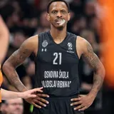 Naneli na meti rasiste, košarkaš Partizana odgovorio na sramno vređanje: „Je l’ ti potreban zagrljaj?“ FOTO Naneli na meti rasiste, košarkaš Partizana odgovorio na sramno vređanje: „Je l’ ti potreban zagrljaj?“ FOTO