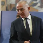 Ministar pravde bežao od novinara: Nije želeo da odgovori na najavu Vučića da će amnestirati okrivljene za aferu Generalštab