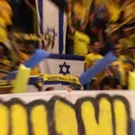 FOTO Haos na utakmici Makabija, navijači teraju vlasnika iz kluba