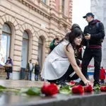 VIDEO Pevač namerno izgazio ruže posvećene ubijenim ženama na trgu u Zagrebu, pa pokušao da se opravda