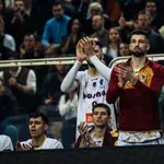 VIDEO Dirljive scene u Sarajevu pred meč Zvezde: Odata počast jednoj od najvećih legendi