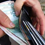 Dinar prema evru slabi, dok prema dolaru jača: Šta nas čeka od ponedeljka