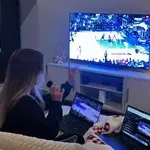 VIDEO Nikad viđeno: Devojka otkrila kako uživo dobijamo najbolje poteze sa NBA mečeva na mrežama