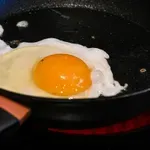 Trik iskusnih kuvara: Evo kako da ispržite jaja, a da se ne „uhvate“ za tiganj