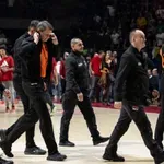 VIDEO Haos posle meča Zvezda – Valensija: Navijači bacali predmete na sudije, pogledajte kako su ispraćeni u tunel