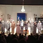 Podrška studentima u JDP: Glumci na kraju predstave „Narodni poslanik“ podigli indekse FOTO