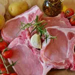 Kako speči popolno, sočno vratovino, ki bo navdušila vse za mizo?