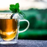 Ledeni čaj iz mete in melise, ki vas bo prerodil