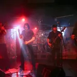 Legendarni Riot v Medvodah: Od začetnega šoka do nepozabnega metal večera (foto/video)