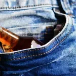 Pod vplivom alkohola in drog: 17-letnica brez dovoljenja poškodovala potnika
