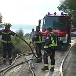 Avtomobili in hiše v plamenih, požar je zajel znano oljarno, policija išče požigalca (video)