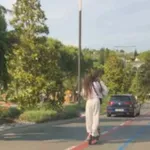 Portorož: Najstnici na e-skiroju brez čelad žalili voznika (VIDEO)