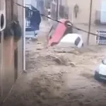 Poplave v Kataloniji: Voda odnaša ljudi, ujete v avtomobilih (video)