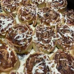 Slane rolice s karamelizirano čebulo, sirom in salamo