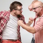 Prepir na trgu Brolo: 36-letnik poskušal udariti 46-letnika, a ga je zgrešil