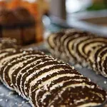 Popolna sladica ob kavi: Hitra kokosova rolada