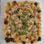 Mediteranska proteinska solata – odlična za v službo