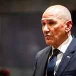 Janša: O zmanjšanju birokracije in prestrukturiranju javnega sektorja bo odločal referendum