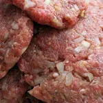 Kako doma pripraviti najbolj sočno pleskavico?