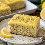 To sočno limonino pecivo z makom boste želeli peči vse poletje (recept)