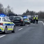 Drama na dolenjski avtocesti: voznik bežal pred policisti, poškodovana tudi policistka