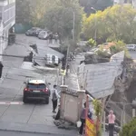 V Beogradu se je porušil podporni zid, v jamo padel avtomobil (FOTO)