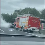 Goreče vozilo povzročilo zastoj na primorski avtocesti proti Ljubljani (VIDEO)
