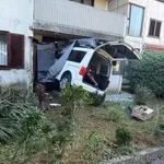 V Ankaranu avtomobil zapeljal naravnost v stanovanjski blok
