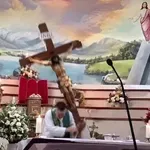 Med mašo se je na duhovnika zrušil križ in ga ubil - OBALAplus