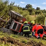 V Elerjih 77-letnik ostal ukleščen pod traktorjem, reševalci so ga oživljali - OBALAplus