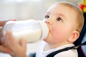 Pomozite bebici da podrigne nakon jela, uz tri lake metode