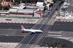 Udri po kočnici, sleće avion! Čudo na Gibraltaru: Aerodromsku pistu PRESECA ulica (VIDEO)