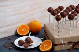 Čokoladni cakepopsi s pomarančo in cimetom
