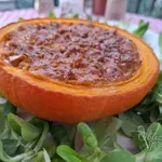 Hokaido bučka, polnjena z mletim mesom in sirom