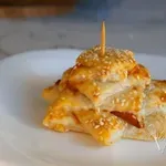 Božične smrečice iz listnatega testa s sirom in šunko