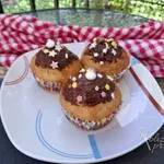 Barviti mafini s čokolado in pustnim posipom