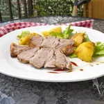 Svinjska vratovina pečena v masti z ocvirki, pozabljeni okus babičine kuhinje