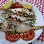 Sočne ribe s paradižniki, česnom in peteršiljem