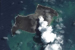 TONGA PRE I POSLE ERUPCIJE Rani izveštaji o šteti: Zagađena voda, ostrvo odsečeno od ostatka sveta